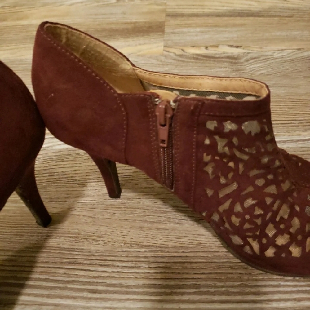 Heels - Picture 3 of 3